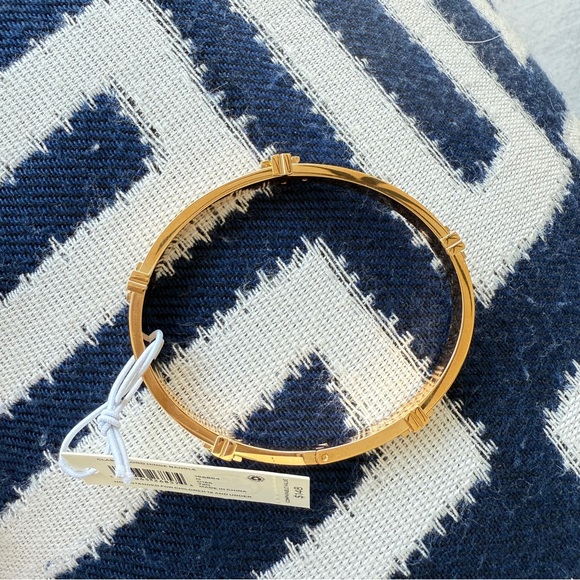 Tory Burch Classic Logo Hinge Bangle 168864 IN TORY GOLD 170$ - Picture 10 of 10